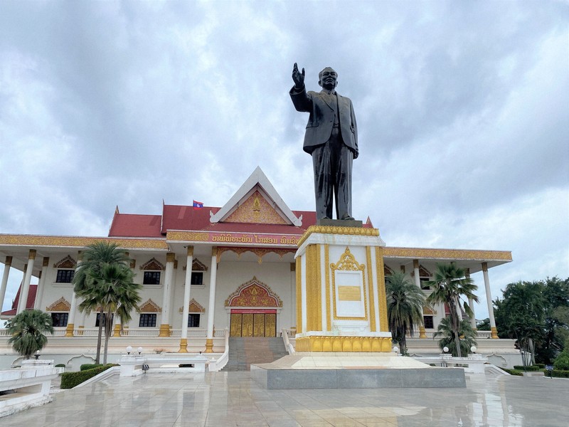 初代首相の銅像が示す親密さ 北朝鮮とASEAN議長国のラオス | 毎日新聞