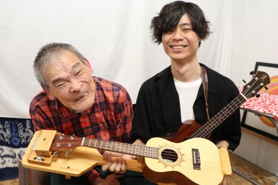 特別製のウクレレ台で練習を続ける遠藤悦夫さん（左）と講師の川口コウスケさん＝大阪市北区で2024年6月30日午後1時1分、稲生陽撮影