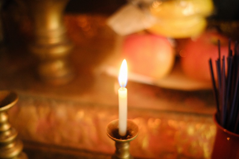 ぬれた燭台が危険！ お盆は仏壇の「ろうそく」に要注意 [写真特集1/6