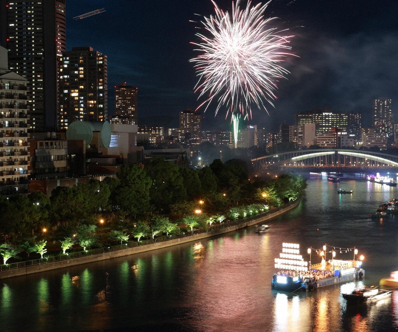 大阪の夏の風物詩「天神祭」 船渡御を彩る花火 [写真特集9/9