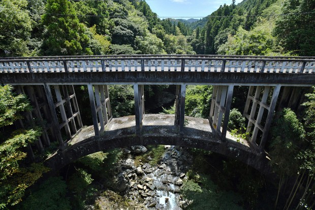 Retro Japan: Gridlike parts of 1918 bridge in Aichi Pref. evoke