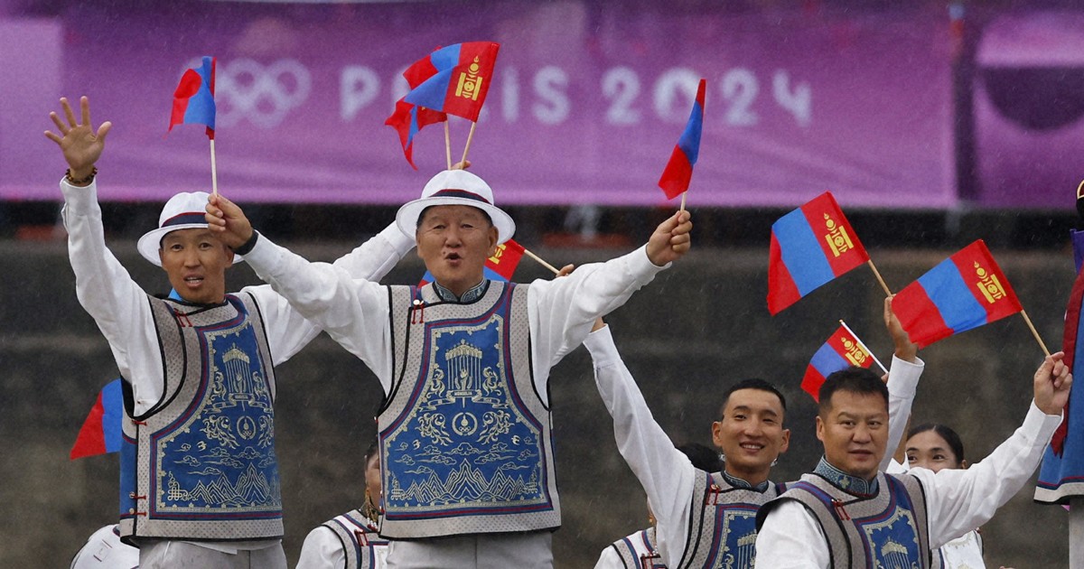 まさに神業 パリ五輪で話題、モンゴル選手団の衣装に世界が注目 | 毎日新聞