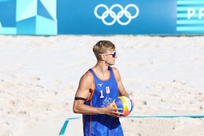 パリ五輪のビーチバレーでイタリアとの試合に臨むオランダのステフェン・ファンデフェルデ選手＝パリで2024年7月28日、ロイター