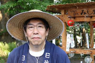 みしま風鈴を引き売りする関根久雄さん＝静岡県三島市一番町で、2024年6月19日、石川宏撮影