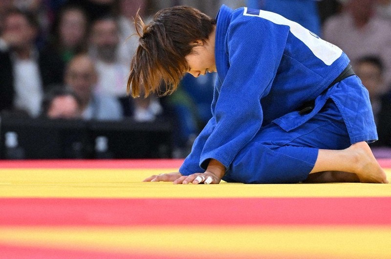 パリ五輪：柔道 女子52キロ級 2回戦 畳にこぼれた、涙の詩 一瞬