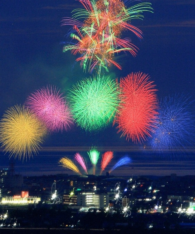 新潟・柏崎の夏彩る大輪1万6000発 花火大会、17万人魅了 [写真特集2/7