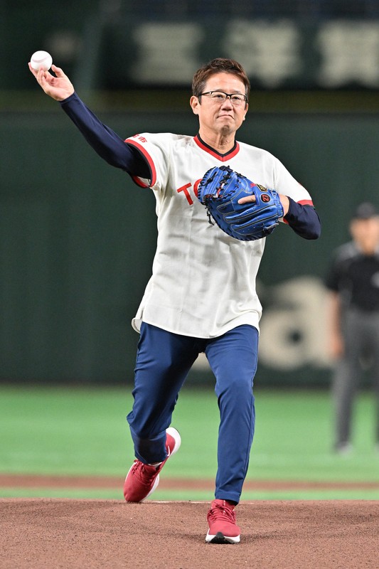 さすが名捕手 古田敦也さん、始球式でストライク 都市対抗野球決勝