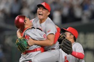 さすが名捕手 古田敦也さん、始球式でストライク 都市対抗野球