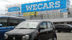 旧会社のビッグモーターから新会社WECARS（ウィーカーズ）の看板にかけ替え中の店舗＝東京都内で2024年7月30日、川口雅浩撮影