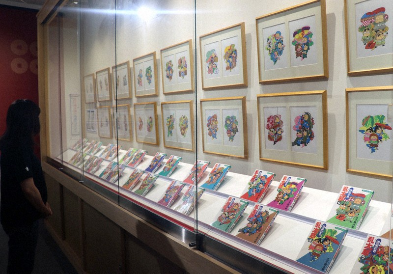 鮮やか「乱太郎」の世界 原画や画材、忍者道具並ぶ 9月1日まで真田