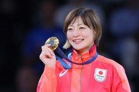 Natsumi Tsunoda shows off her gold medal, Japan's first medal at the 2024 Paris Olympic Games, at Champ-de-Mars Arena after winning the women's judo 48-kilogram category on July 27, 2024. (Mainichi/Yuichi Nakagawa)
