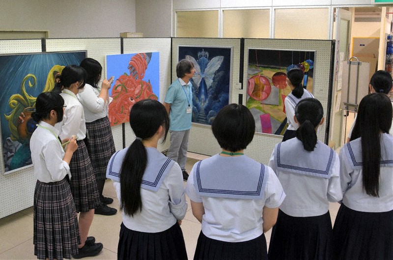 4校48人の力作、楽しんで 4日まで、KNIT展 5年ぶり講師招き講評会 名張