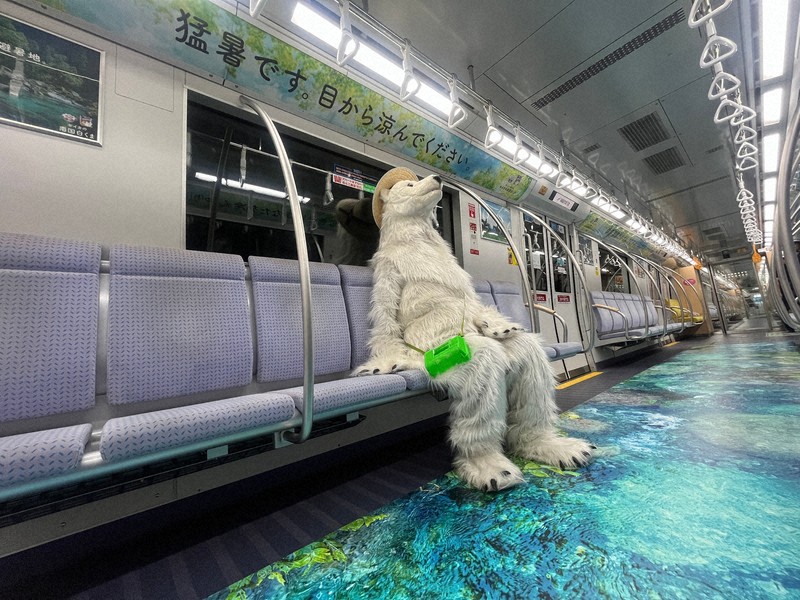 電車内を避暑地に かき氷「南国白くま」、福岡市地下鉄に車両広告