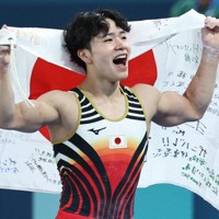 パリ五輪 体操 男子個人総合 岡慎之助が金メダル [写真特集1/39