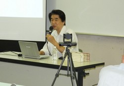 昨年開かれた一日講座で、講演する医師の谷口恭さん＝2023年8月3日、高野聡撮影