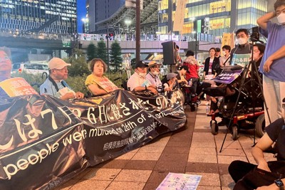 「わたしは7月26日に殺された19人のひとりだ」と書かれた横断幕を掲げる参加者＝大阪市北区で2024年7月26日、鵜塚健撮影