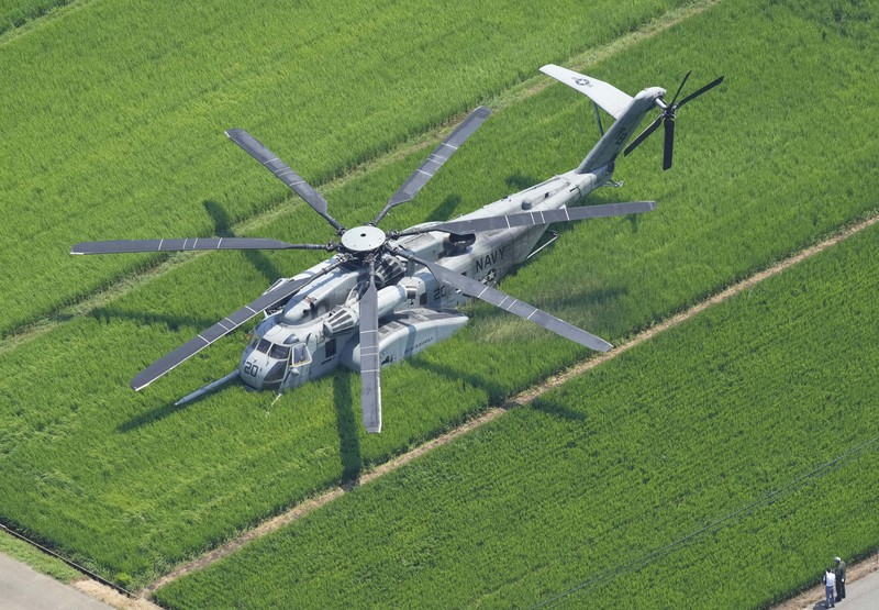 神奈川・海老名の田んぼに米軍ヘリ不時着 けが人なし [写真特集1/8