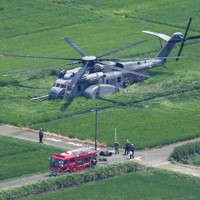 神奈川・海老名の田んぼに米軍ヘリ不時着 けが人なし [写真特集1/8