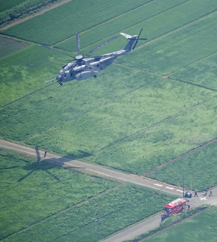 神奈川・海老名の田んぼに米軍ヘリ不時着 けが人なし [写真特集1/8