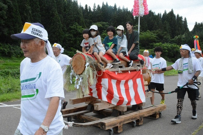 山ぞり、乗り心地抜群 大地の芸術祭 十日町「夏まつり」 ／新潟 | 毎日新聞