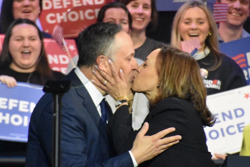 りす夫　 senator-kamala-harris-waves-to
