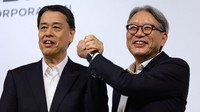 戦略提携を発表した記者会見で笑顔を見せる日産自動車の内田誠社長（左）とホンダの三部敏宏社長＝東京都中央区で2024年8月1日、宮武祐希撮影