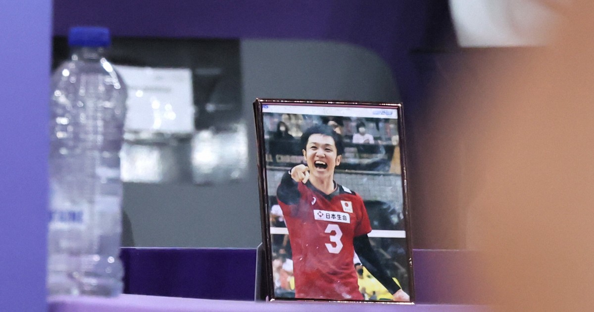 男子バレーベンチに元日本代表・藤井直伸さんの遺影 パリ五輪 | 毎日新聞