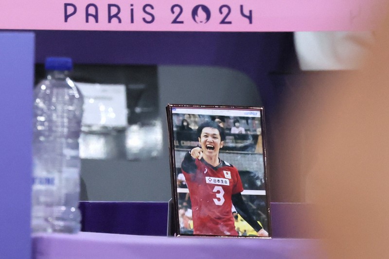 男子バレーベンチに元日本代表・藤井直伸さんの遺影 パリ五輪 | 毎日新聞