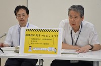 新型コロナウイルスの感染者増加を受けて警戒を呼び掛ける福岡県の担当者＝福岡市博多区で2024年7月18日午後3時9分、城島勇人撮影