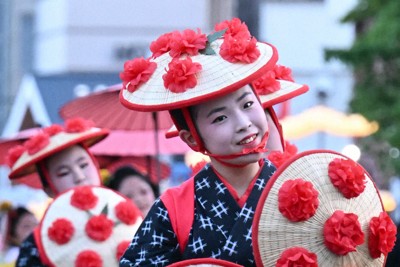 花笠を手に踊りを披露する子供たち＝山形市で2024年8月5日午後6時17分、竹内幹撮影