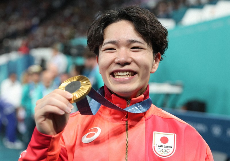 パリ五輪 体操男子種目別鉄棒 岡慎之助が金メダル [写真特集7/12