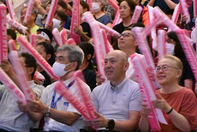 パリ五輪：バドミントン女子ダブルス 銅メダル、歓喜の渦 志田選手の