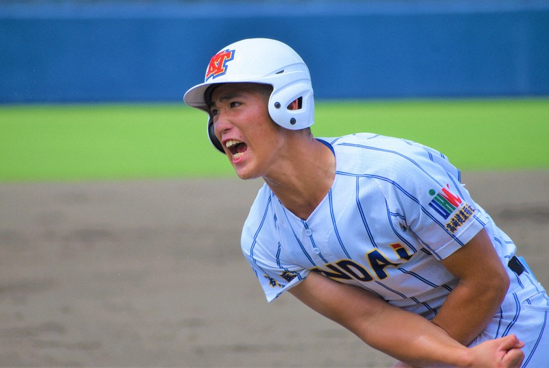 春の王者・健大高崎の快進撃支える、笑顔の三塁コーチ 夏の甲子園