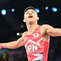 レスリング男子グレコローマンスタイル60キロ級決勝を制し両手を広げる文田健一郎＝シャンドマルス・アリーナで2024年8月6日、平川義之撮影