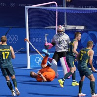 パリ五輪・ホッケー男子の準々決勝でプレーするオーストラリアの選手ら＝イブドゥ・マノワール競技場で2024年8月4日、AP