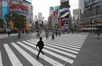 緊急事態宣言の発令から2週間、人影もまばらな渋谷駅前のスクランブル交差点＝東京都渋谷区で2020年4月21日午後4時41分、長谷川直亮撮影