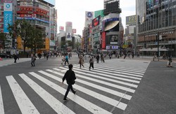 緊急事態宣言の発令から2週間、人影もまばらな渋谷駅前のスクランブル交差点＝東京都渋谷区で2020年4月21日午後4時41分、長谷川直亮撮影