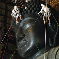 東大寺の大仏 お身拭い 奈良 [写真特集2/13] | 毎日新聞
