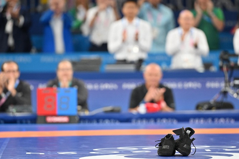 レスリング 5連覇 ロペス 直筆サイン入りフラッグ 東京五輪限定品 オリンピック 202408070000649-w1300_0.jpg