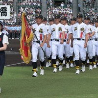 第106回甲子園　選手章 第106回全国高校野球選手権 49校の入場行進 [写真特集1/49] | 毎日新聞