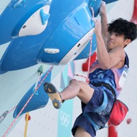 スポーツクライミング男子複合予選、リードを終えトップで決勝進出を決めた安楽宙斗＝ルブルジェ・スポーツクライミング会場で2024年8月7日、和田大典撮影