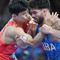 レスリング男子グレコローマンスタイル67キロ級1回戦、相手と組み合う曽我部京太郎（左）＝シャンドマルス・アリーナで2024年8月7日、平川義之撮影