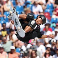 スケートボード男子パーク予選、1回目でトリックを決める永原悠路＝コンコルド広場で2024年8月7日、玉城達郎撮影
