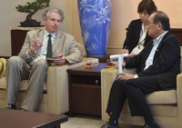 Cannon Hersey, left, speaks to Hiroshima Mayor Kazumi Matsui about his thoughts on the film at Hiroshima City Hall on Aug. 2, 2024. (Mainichi/Akiko Hirose)