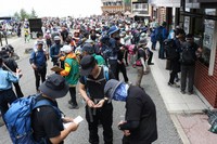 Climbers wait in lines to pay a toll to pass through the Yoshida Trail's fifth station gate set up by the Yamanashi Prefectural Government. (Mainichi/Tatsuki Noda)