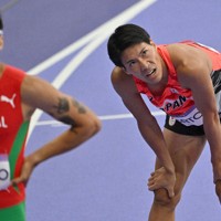 陸上男子400メートル予選6組、6着となった佐藤風雅選手（右）＝フランス競技場で2024年8月4日、平川義之撮影