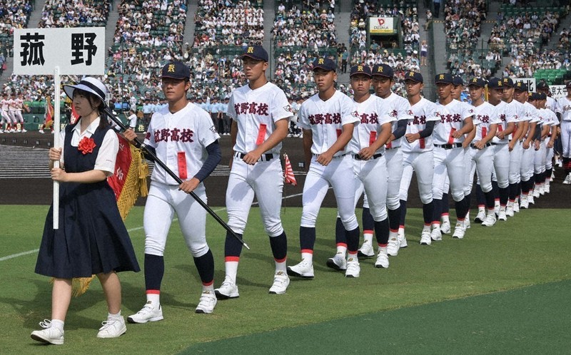 全国高校野球 開会式 菰野、堂々と行進 「聖地で試合楽しみ」 ／三重