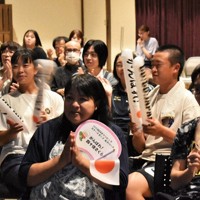 健闘した四十住さくら選手に惜しみない拍手を送るパブリックビューイングの参加者＝岩出市根来の旧和歌山県議会議事堂で、安西李姫撮影