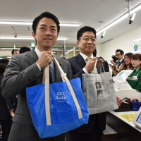 マイバッグを持参して買い物をした小泉進次郎環境相（左）と加藤勝信厚生労働相＝東京都千代田区の中央合同庁舎5号館で2019年12月6日午後2時25分、岩崎歩撮影