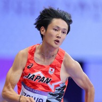 陸上男子200メートル準決勝2組、6着で敗退した鵜沢飛羽＝フランス競技場で2024年8月7日、中川祐一撮影